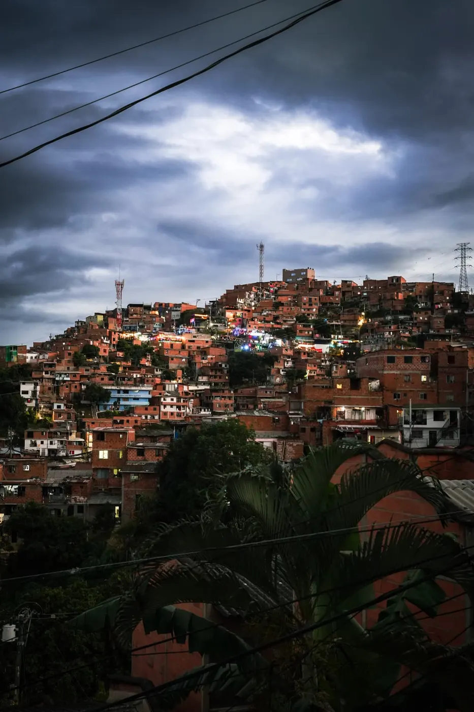 Casas de la Comuna 13 al anochecer
